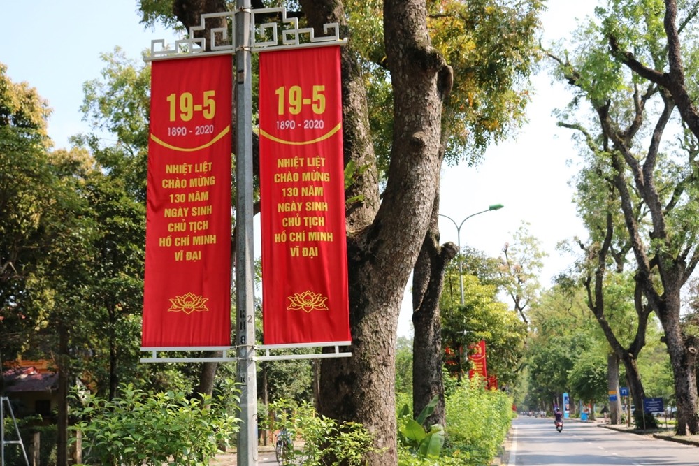 Các đường trục chính, khu vực đông dân cư trên địa bàn Thủ đô đều được trang hoàng băng rôn, cờ đỏ sao vàng, pa nô, áp phích… với nội dung kỷ niệm sinh nhật Bác.